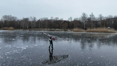 На ковзанах та з вітрилом по озеру — пенсіонер із Сум опановує новий вид спорту На ковзанах та з вітрилом по озеру — пенсіонер із Сум опановує новий вид спорту