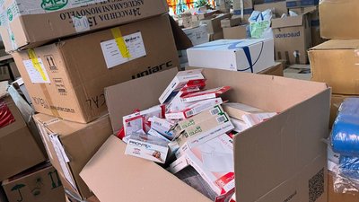 Ліки і їжу щодня відправляють із медико-логістичного штабу в Ужгороді у регіони України Ліки і їжу щодня відправляють із медико-логістичного штабу в Ужгороді у регіони України