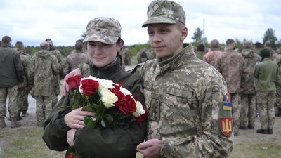 Військовий Тернопільської артбригади освідчився коханій на Рівненському полігоні Військовий Тернопільської артбригади освідчився коханій на Рівненському полігоні