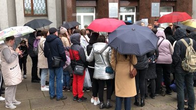 У Кременчуці протестували проти онлайн навчання: що пообіцяла міська влада У Кременчуці протестували проти онлайн навчання: що пообіцяла міська влада