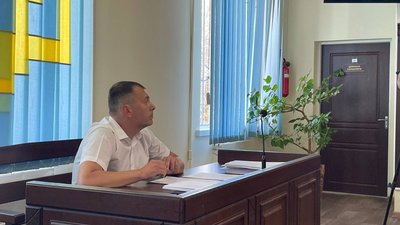 Прокурор опитує обвинуваченого Замирайла в суді