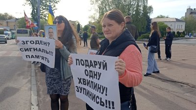 Хвилина мовчання: в Житомирі вшанувати пам'ять загиблих вийшли представники міськради Хвилина мовчання: в Житомирі вшанувати пам'ять загиблих вийшли представники міськради
