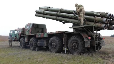 На Херсонщині тренувалася батарея РСЗВ "Смерч"