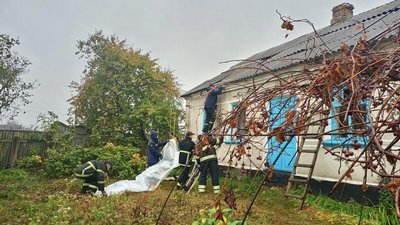 Пошкоджений дах будинку перекривають плівкою, 25 жовтня 2023, Славута, Хмельниччина Пошкоджений дах будинку перекривають плівкою, 25 жовтня 2023, Славута, Хмельниччина