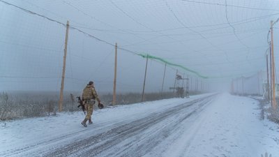 Українські військові встановлюють антидронові сітки