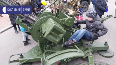 До Дня ЗСУ у Сумах влаштували виставку військової техніки До Дня ЗСУ у Сумах влаштували виставку військової техніки