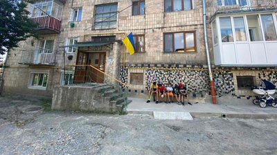 У громаді на Тернопільщині для багатоповерхівок безплатно роздавали прапори У громаді на Тернопільщині для багатоповерхівок безплатно роздавали прапори