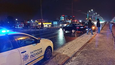 Ожеледиця у Харкові: на одному мосту побилися десять машин Ожеледиця у Харкові: на одному мосту побилися десять машин