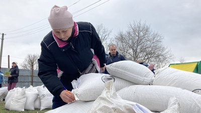 "Самим такі складно дістати": Печенізькій громаді передали корм для тварин "Самим такі складно дістати": Печенізькій громаді передали корм для тварин