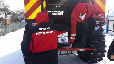 На Прикарпатті рятувальники допомогли медикам дістатися до хворого