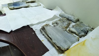 Архів складається із документів, загорнутих у сувої Архів складається із документів, загорнутих у сувої