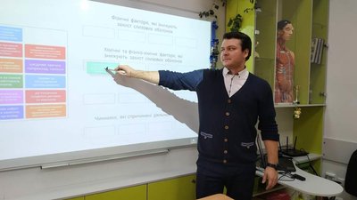 Біолога з Харкова визнали "Вчителем року-2022": він з учнями відправив мінілабораторію в космос
