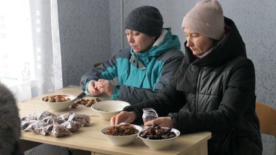 Готують енергетичні батончики для ЗСУ. Мешканці села на півночі Сумщини організували волонтерський центр