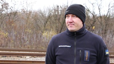 Намагалися дістати зброю: як сумські залізничники ловили російський БТР Намагалися дістати зброю: як сумські залізничники ловили російський БТР