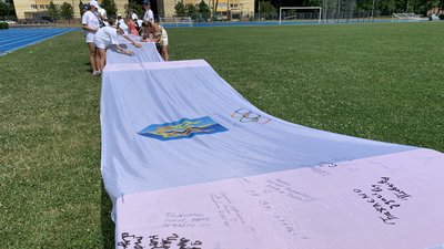 На прапорі свої побажання для спортсменів могли написати всі охочі На прапорі свої побажання для спортсменів могли написати всі охочі