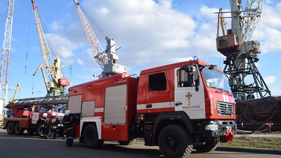 У Миколаєві рятувальники загасили пожежу портового крану