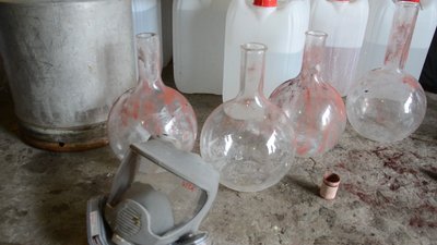 На Прикарпатті СБУ ліквідувала нарколаболаторію та затримала її організатора