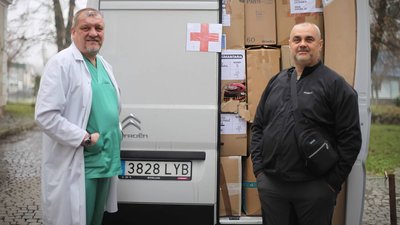 У мукачівську лікарню передали ковдри, які власноруч сплели іспанці У мукачівську лікарню передали ковдри, які власноруч сплели іспанці