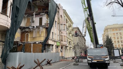 У центрі Харкова на вулиці Свободи почали розбір завалів у двох будинках, розбитих РФ на початку вторгнення У центрі Харкова на вулиці Свободи почали розбір завалів у двох будинках, розбитих РФ на початку вторгнення