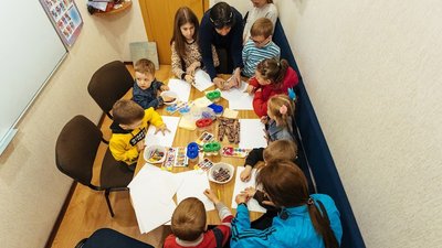 Ляльки-мотанки, паперові квіти та обереги. У Дніпрі понад 300 дітей-переселенців відвідали майстер-класи
