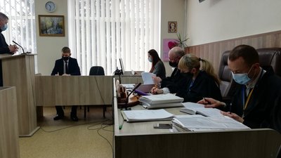 Колегія суддів слухає свідка Колегія суддів слухає свідка