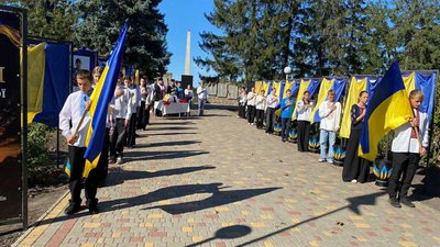 Стенди з портретами загиблих військовослужбовців на Алеї Слави у Стрюківській громаді