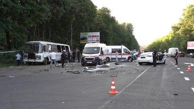 Задля встановлення усіх обставин ДТП, слідчі шукають свідків та очевидців аварії. Фото: ГУ Нацполіції у Хмельницькій області. Задля встановлення усіх обставин ДТП, слідчі шукають свідків та очевидців аварії. Фото: ГУ Нацполіції у Хмельницькій області.