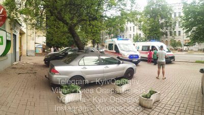 У центрі Києві з вікна четвертого поверху випала жінка з 3-річним хлопчиком