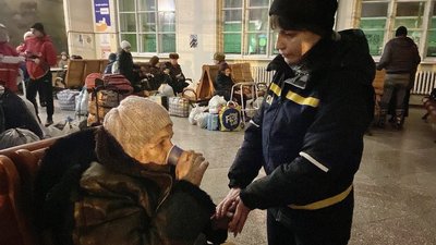 На Житомирщині зустріли 45 евакуаційний потяг із переселенцями з Донеччини На Житомирщині зустріли 45 евакуаційний потяг із переселенцями з Донеччини