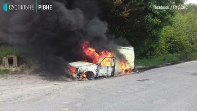На Рівненщині на ходу загорілось авто, машина згоріла вщент