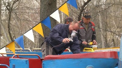 У Житомирі в парку культури і відпочинку розпочали косметичний ремонт дитячих атракціонів У Житомирі в парку культури і відпочинку розпочали косметичний ремонт дитячих атракціонів