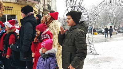 "Нова радість стала": на площі Петефі в Ужгороді співали колядки