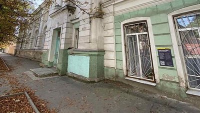 У Херсоні історичні будівлі ознаковують табличками з QR-кодами та шрифтом Брайля У Херсоні історичні будівлі ознаковують табличками з QR-кодами та шрифтом Брайля