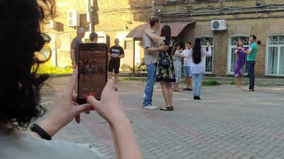 "Танцюй та живи". У Сумах танцюристка з Києва просто неба навчала людей аргентинському танго "Танцюй та живи". У Сумах танцюристка з Києва просто неба навчала людей аргентинському танго
