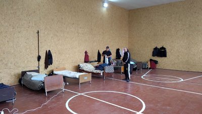 Рятувальник з Миколаєва допомагає відновлювати зруйновані обстрілами будинки у Донецькій області