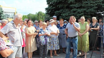 Жителі Новотроїцького на Херсонщині вийшли на акцію протесту — вимагали не підвищувати тарифи Жителі Новотроїцького на Херсонщині вийшли на акцію протесту — вимагали не підвищувати тарифи