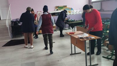 У Болградському районі на Одещині місцеві сплели маскувальні сітки для українських військових У Болградському районі на Одещині місцеві сплели маскувальні сітки для українських військових