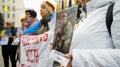 "Безстрокова акція". Під Офіс президента приїхали близько 30 матерів полонених та зниклих безвісти