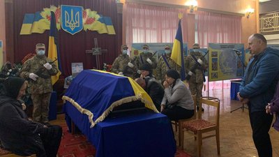 На Житомирщині прощаються із загиблими в авіакатастрофі на Харківщині курсантами (ОНОВЛЮЄТЬСЯ) На Житомирщині прощаються із загиблими в авіакатастрофі на Харківщині курсантами (ОНОВЛЮЄТЬСЯ)