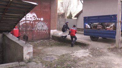 У Франківську комунальне підприємство безкоштовно вивозить сміття із підвалів будинків