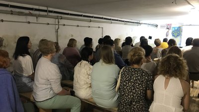 У Романові на Житомирщині урочистості до Дня Конституції провели у бомбосховищі У Романові на Житомирщині урочистості до Дня Конституції провели у бомбосховищі