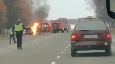 В Сумах неподалік аеропорту згорів автомобіль (ВІДЕО)