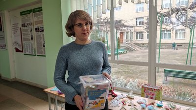 Під час благодійного ярмарку учні луцького ліцею збирали гроші на дрон для військових Під час благодійного ярмарку учні луцького ліцею збирали гроші на дрон для військових