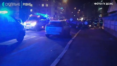 ДТП у Рівному: одне авто на даху, одне в паркані, травмованих діставали перехожі