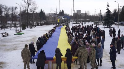 До Дня єднання у центрі Сум підняли прапор України. ФОТОРЕПОРТАЖ До Дня єднання у центрі Сум підняли прапор України. ФОТОРЕПОРТАЖ
