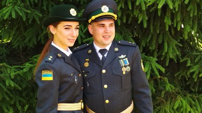 "Після обстрілу отримав смс, що в нього буде первісток". Історія подружжя прикордонників, життя яких змінила війна