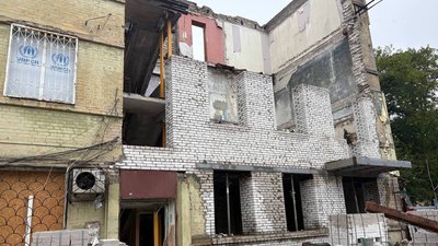 удар дроном по будинку у Дніпрі, відбудова пошкодженого будинку на Старокозацікій