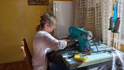 Ноші для військових: вісім місяців жителька Житомирщини шиє спорядження для ЗСУ Ноші для військових: вісім місяців жителька Житомирщини шиє спорядження для ЗСУ