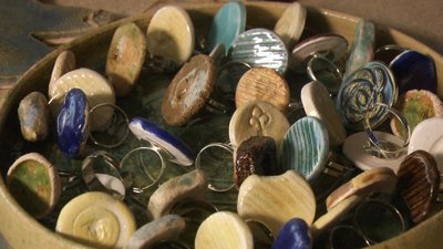 Майстриня виготовляє з глини і прекраси. Фото: Суспільне Поділля Майстриня виготовляє з глини і прекраси. Фото: Суспільне Поділля