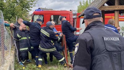 Впала з необережності: на Вінниччині жінку діставали із 15-метрового колодязя